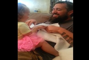 Реакция девочки на сбритую бороду отца