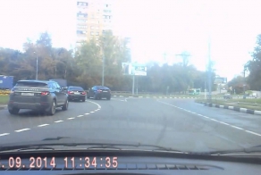 Range Rover идет на таран
