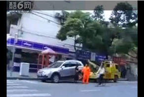 Девушка и эвакуатор