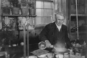 Эдгар По "нервно курит в сторонке..."