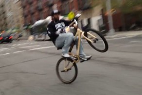 Да что этот велосипедист себе позволяет