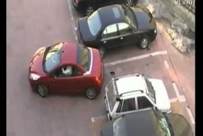 Девушка круто припарковалась и наказала хама!