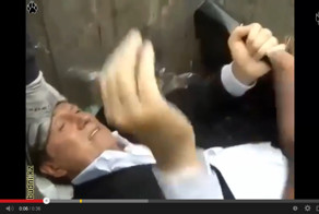 Депутат Журавский оказался в мусорном баке возле Верховной Рады Украин