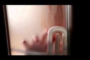 Маша помогает маме мыть дверь 