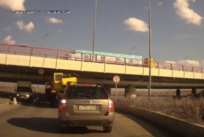 Нужно смотреть на знаки