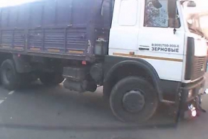 Скутерист и МАЗ