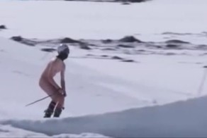 Голый лыжник прыгнул с 30-метрового трамплина