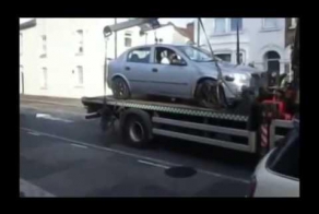 Водитель автомобиля пытается избежать штраф за неправильную парковку