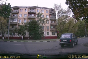 Зря он заднее стекло рекламой заклеил