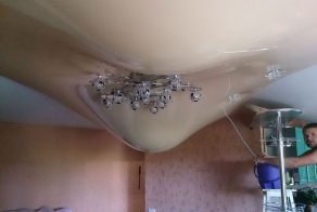 Резиновое изделие на потолке тоже предохраняет  