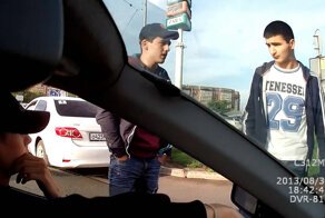 Инцидент на выезде из парковки.