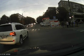 Женщина на джипе сбила девушку