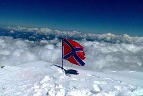 Воинское знамя Новороссии установили  на вершине Эльбруса