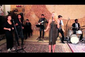 Блондинка конечно клёвая, но почему–то парень с бубном