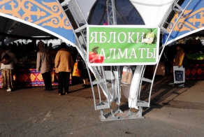 Рошен нервно курит в сторонке