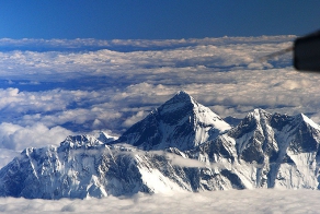 Жуткие кадры с горы смерти: Эверест превращают в могильник