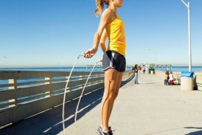 Девушки прыгают на скакалке