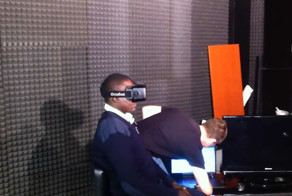 Охранник тестирует Oculus Rift