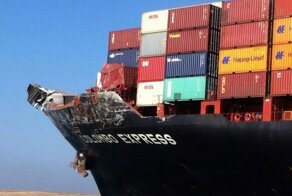 Столкновение контейнеровозов в Суэцком канале