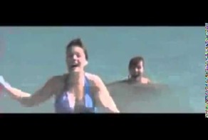 Девушки в купальниках дурачатся 