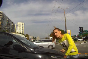 Две автоледи на перекрестке