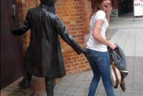 Как еще правильно фотографироваться с памятниками...