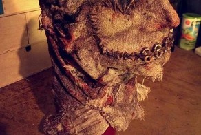 "Сестра сделала эту маску для Хэллоуина. Это по настоящему страшно..."