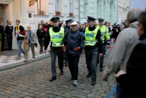 В Праге сторонников киевского режима прогнали через коридор позора