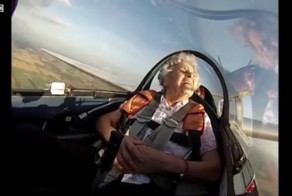 Бабушка отпраздновала свой столетний юбилей мертвой петлей