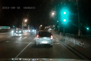 Пьяная женщина на Рено