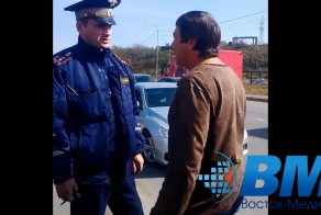 Полицейские во Владивостоке с дракой задержали собственного коллегу
