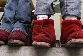 Китаянка с вывернутыми стопами работает официанткой 