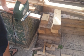 Идея отделки стены деревянной мозаикой. Дачный вариант