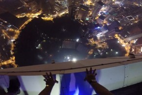 Прыжок с телебашни в бассейн на крыше соседнего отеля