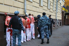 Около посольства Украины в Москве пролилась кровь