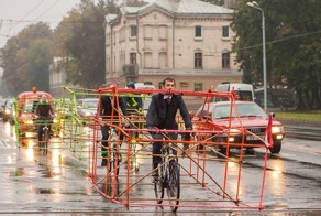 Латвийские велосипедисты показали, как много места занимают автомобили