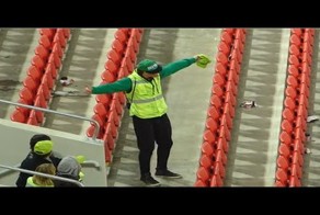 Танцующий стюард «взорвал» стадион на матче Россия-Молдова