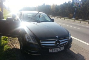 Полуметровый кусок трубы влетел в лобовое стекло Mercedes