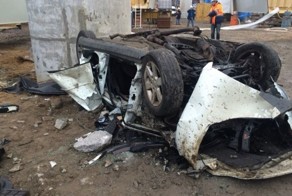 Машина упала со строящегося моста в Петербурге