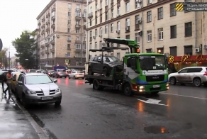 Еще один водитель заблокировал эвакуатор