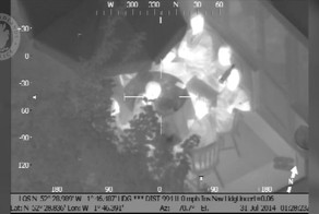 Парень с лазерной указкой против вертолета