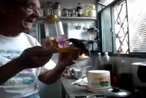 Старик угощает колибри