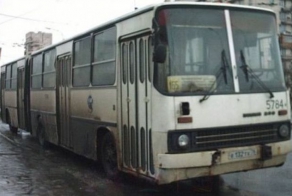 Старый автобус превратили в бар на колесах
