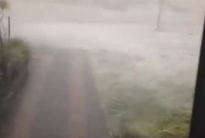 Австралиец впервые в жизни видит град