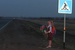 Макеты школьниц на дорогах в Оренбургской области