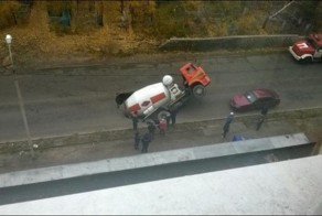 Миксер с бетоном провалился под землю в Воронеже