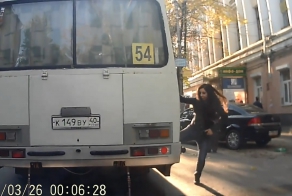 Водитель автобуса протащил пассажирку по асфальту