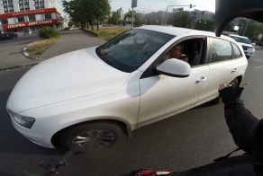 Автоледи и мотоциклист