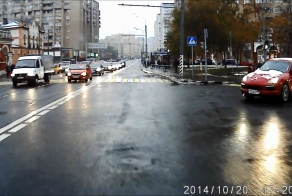 Красный Порш и троллейбус