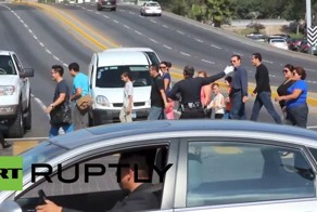 Веселый мексиканский полицейский регулирует перекресток движениями Майкла Джексона